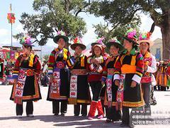 土族服装工厂溯源 声誉卓著的土族服饰供应商卓简民族服饰
