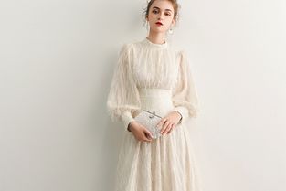 年会星光绽放 如何挑选一件完美展现魅力的精致小礼服